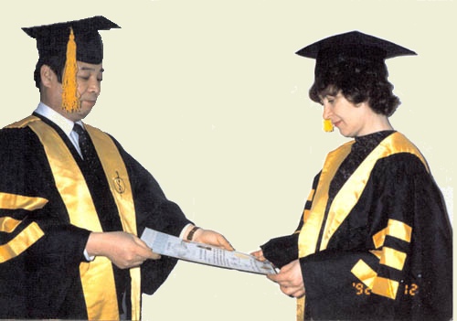 Park Jae Woo präsentiert L.A. Semenova das Zertifikat des Professors